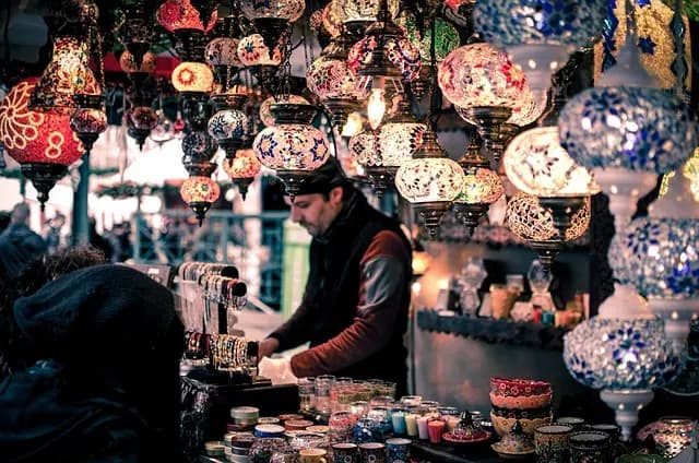 Comment l'économie locale influence les tendances du e-commerce